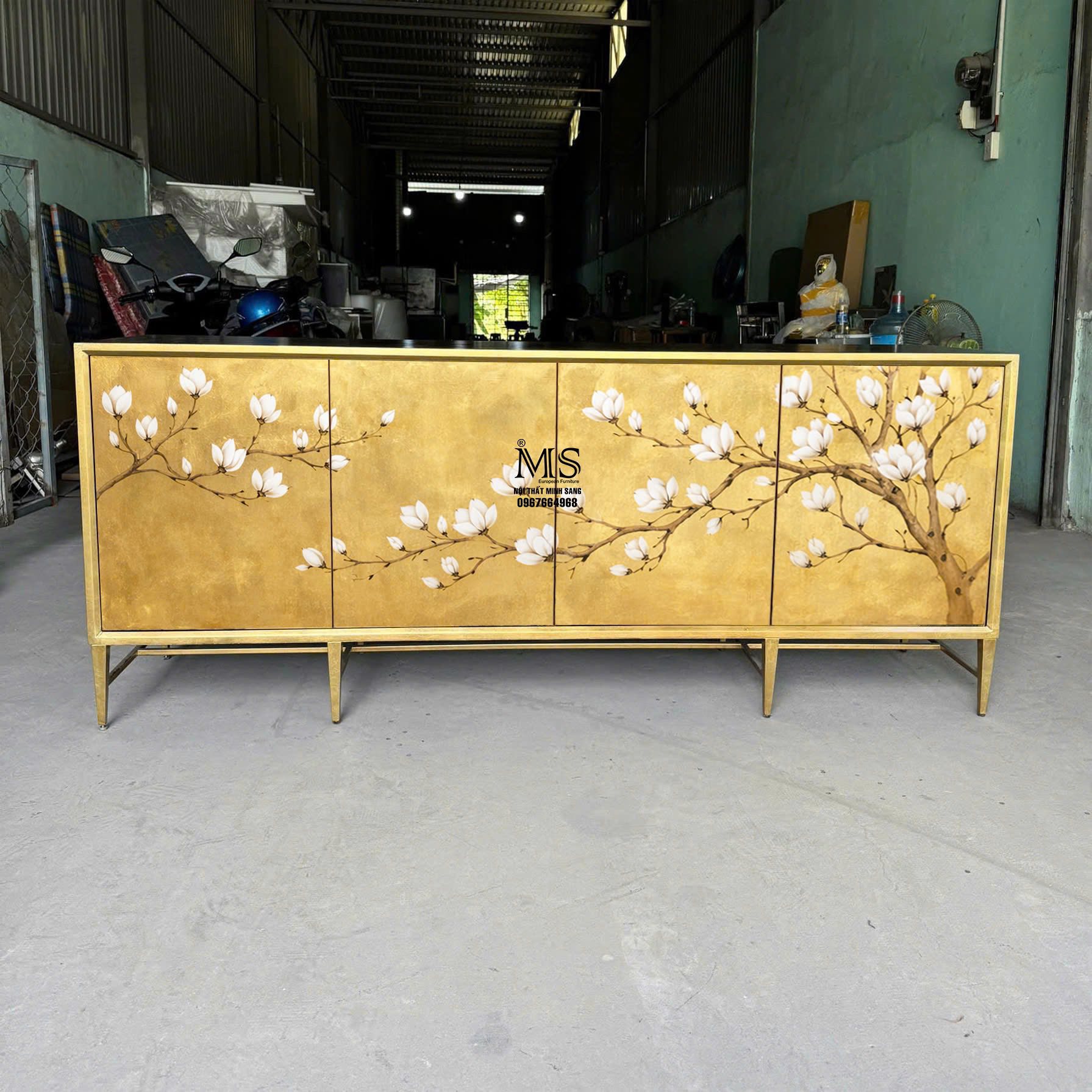 tủ gỗ sồi vẽ hoa mộc lan dát vàng tinh xảo