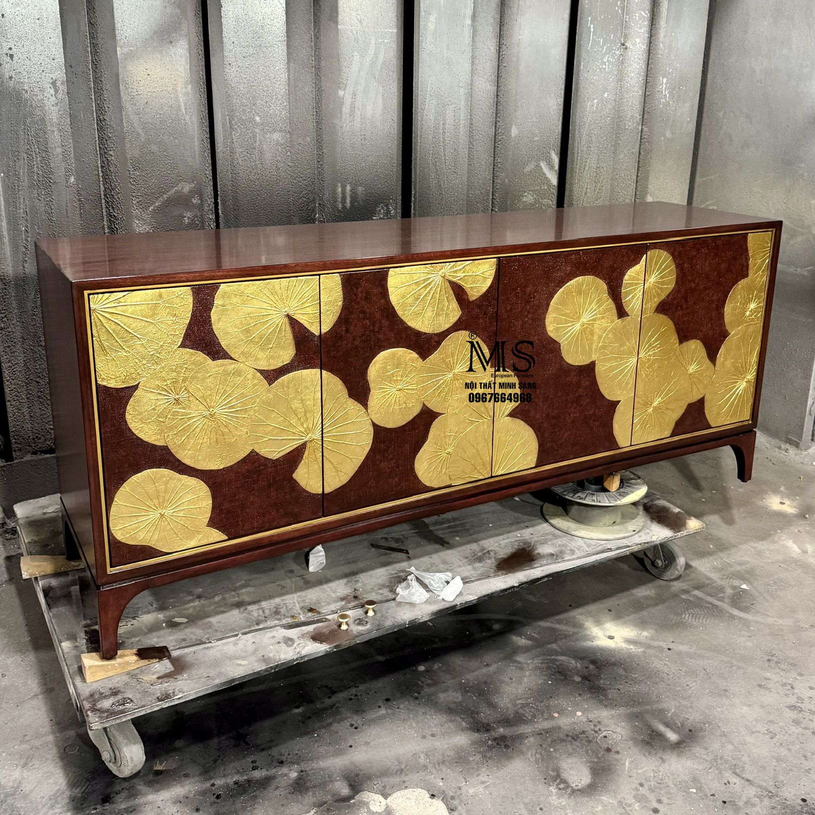 Tủ veneer walnut tự nhiên 4 cánh trang trí hoa sen