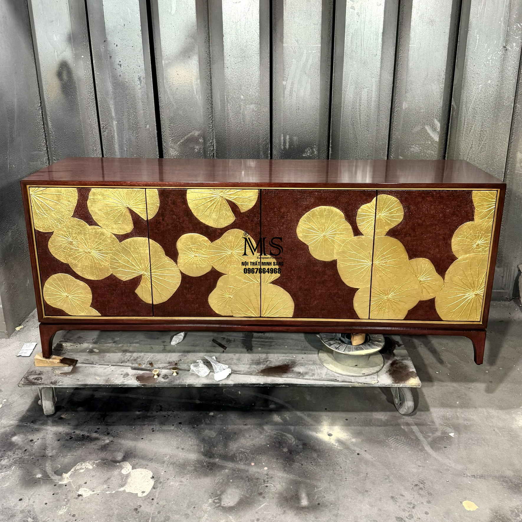 Tủ 4 cánh veneer walnut kết hợp hoa sen resin nổi
