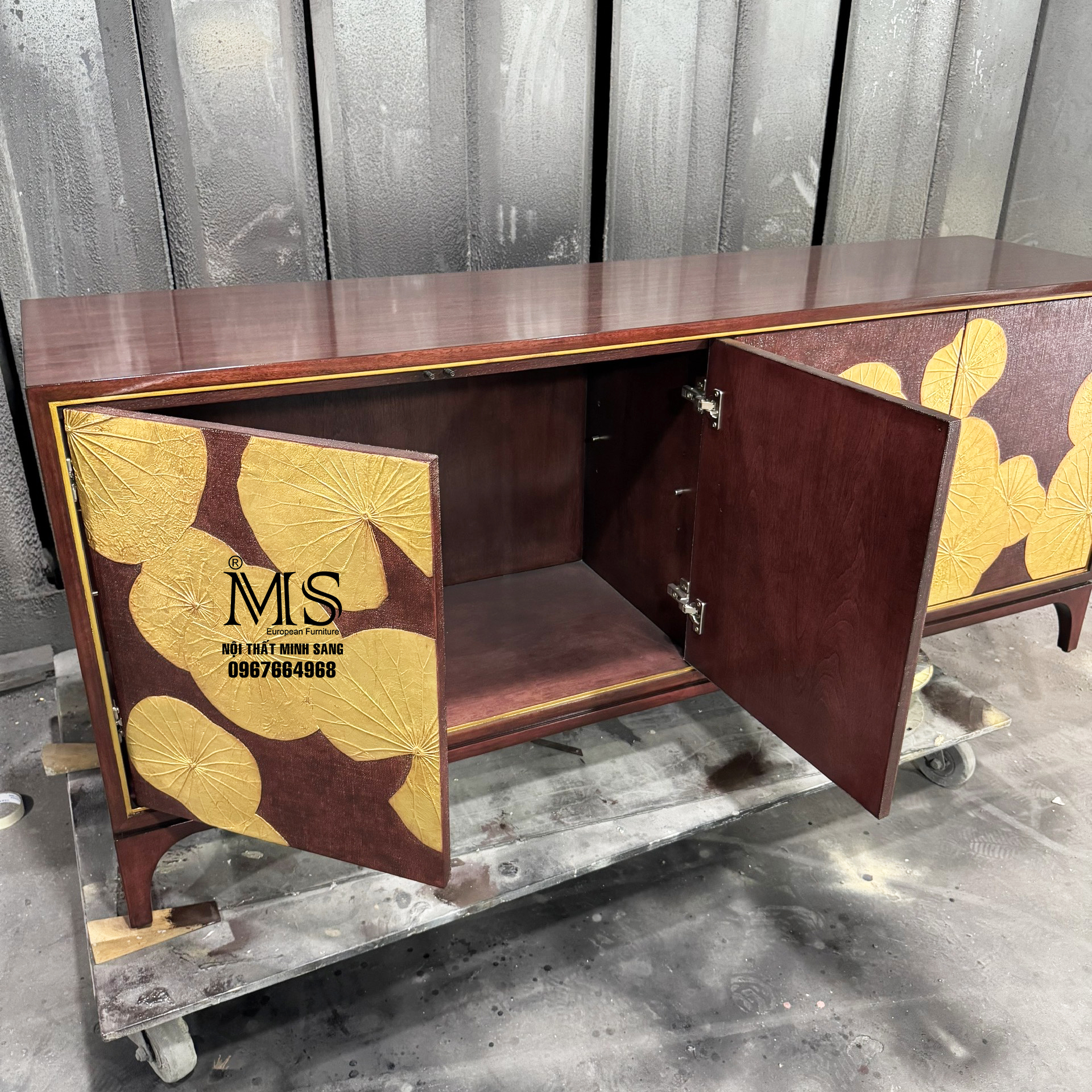 Tủ veneer walnut quarter với hoa sen resin nổi