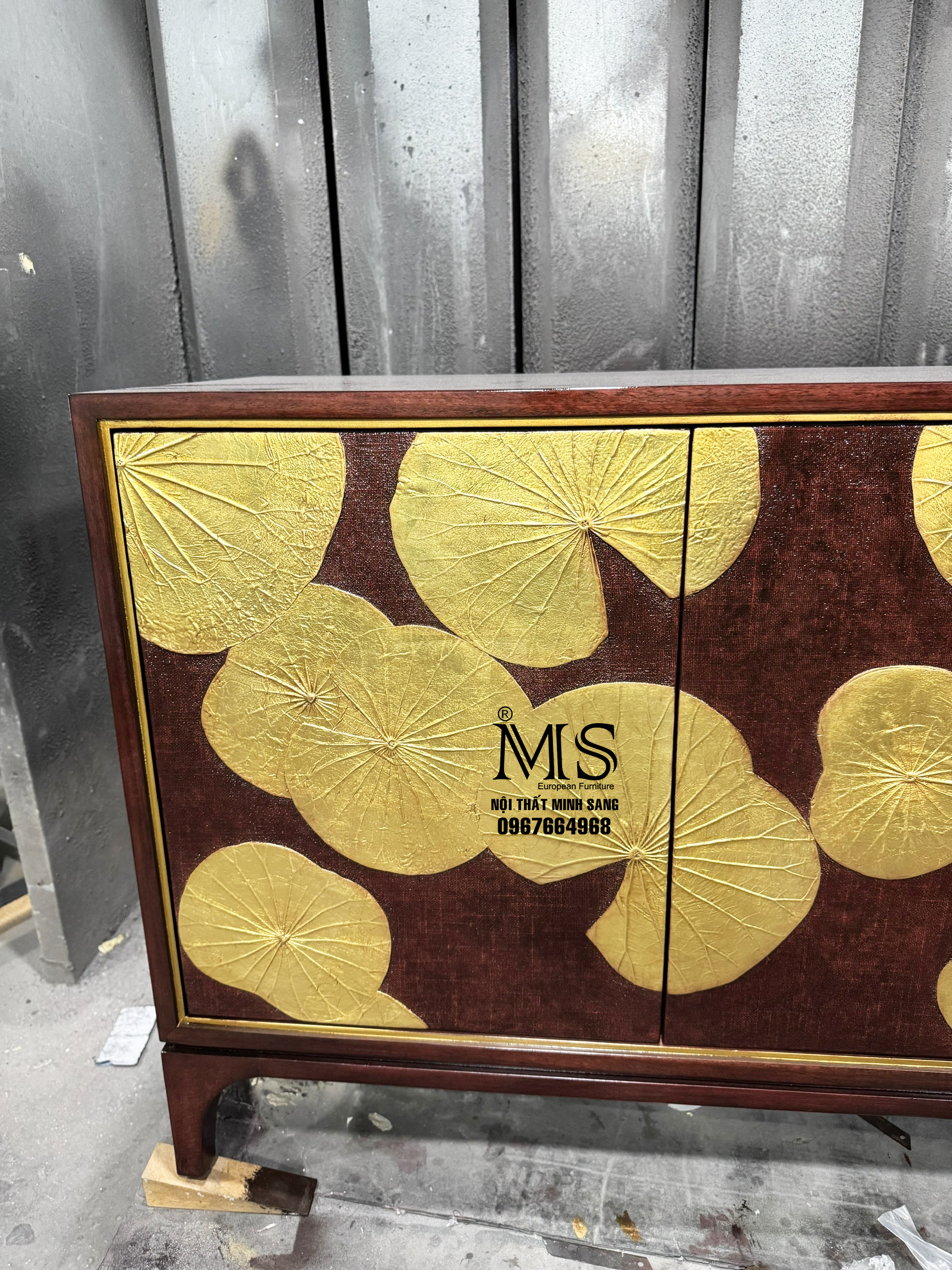 Tủ trang trí veneer walnut và vải linen cao cấp