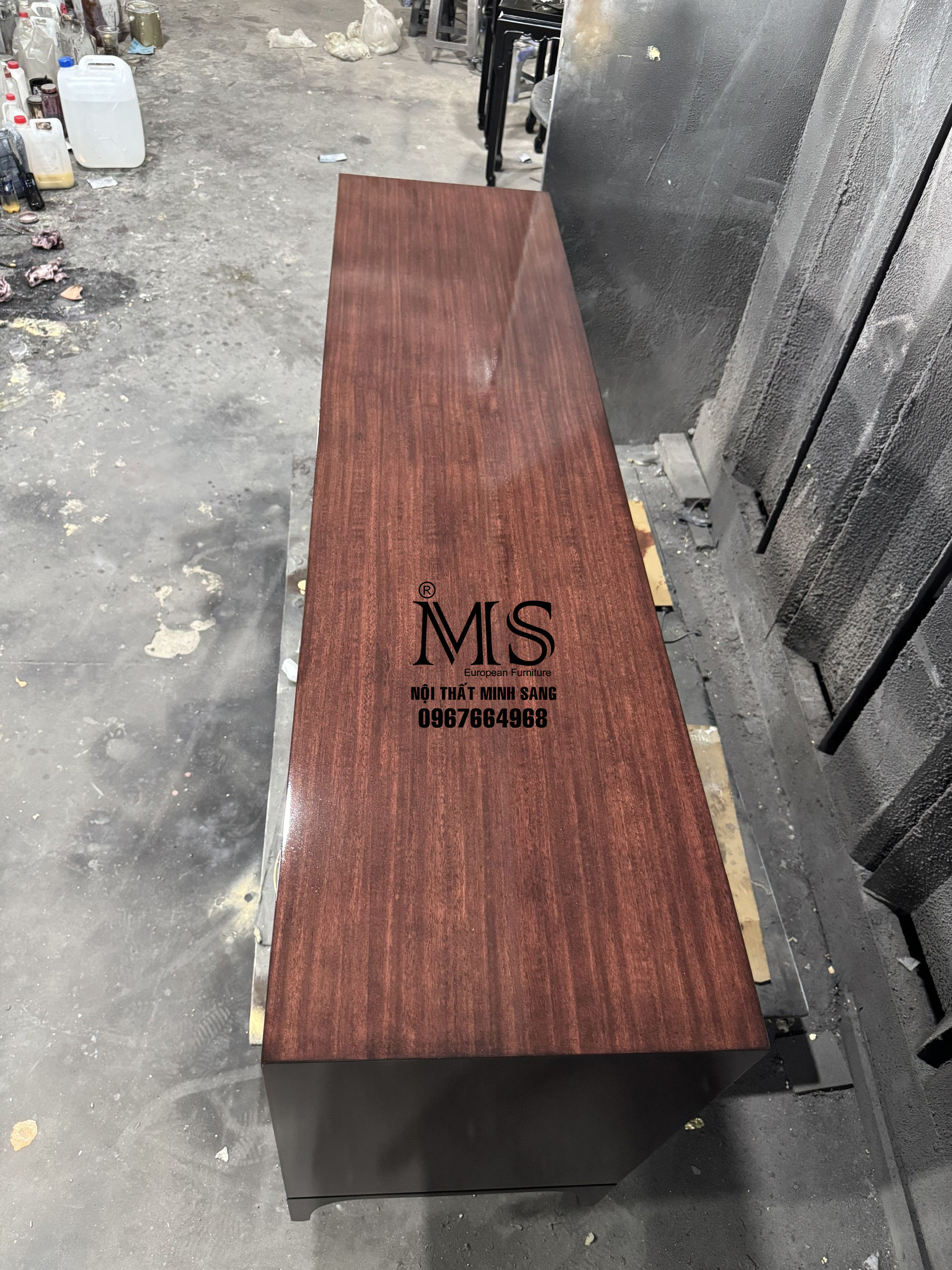 Tủ sen walnut màu tự nhiên kết hợp dát vàng