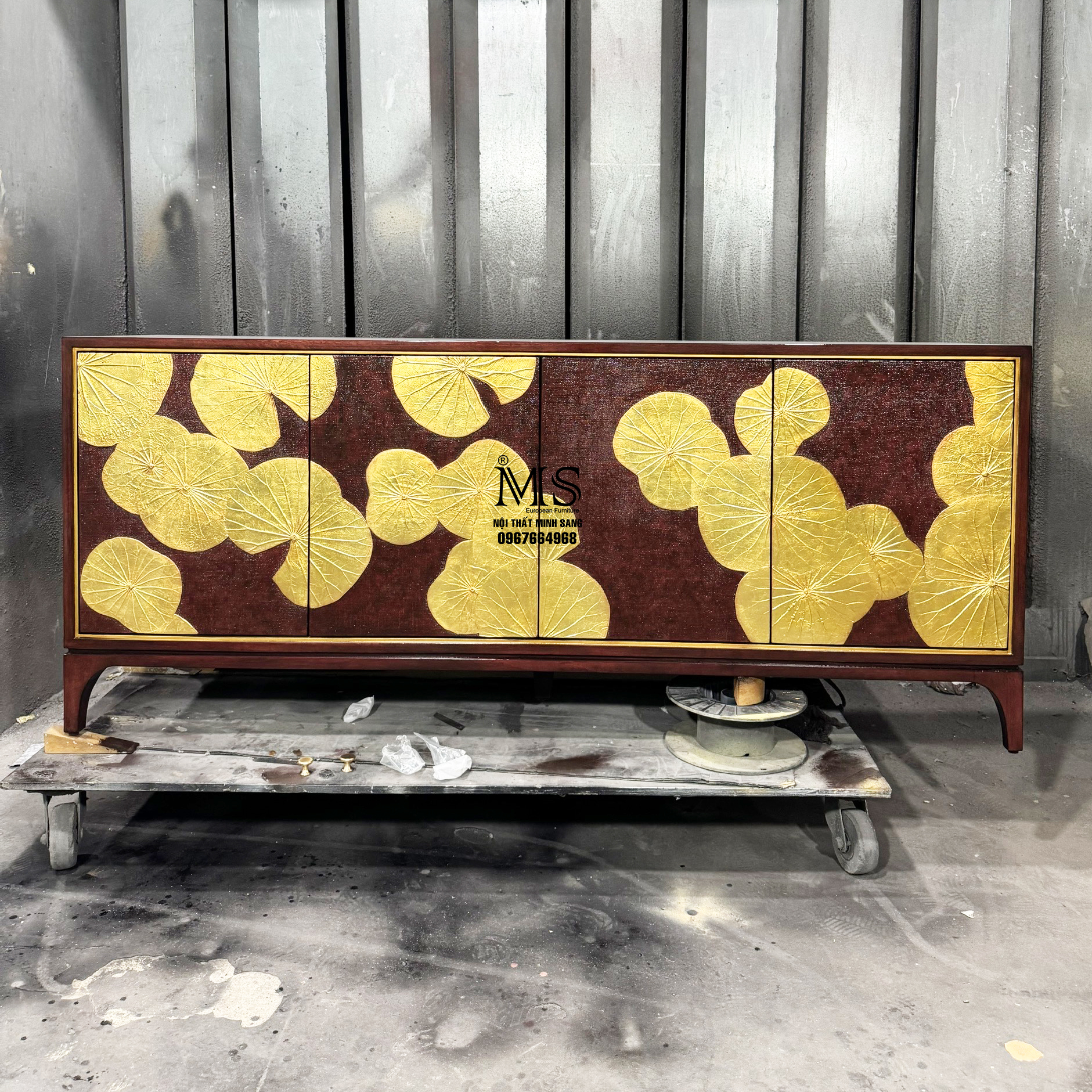 Tủ sen veneer walnut quarter dát vàng – Nội thất Minh Sang