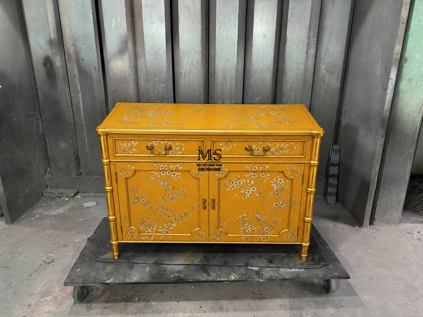 Tủ sideboard luxury màu vàng với họa tiết bạc thủ công tinh xảo