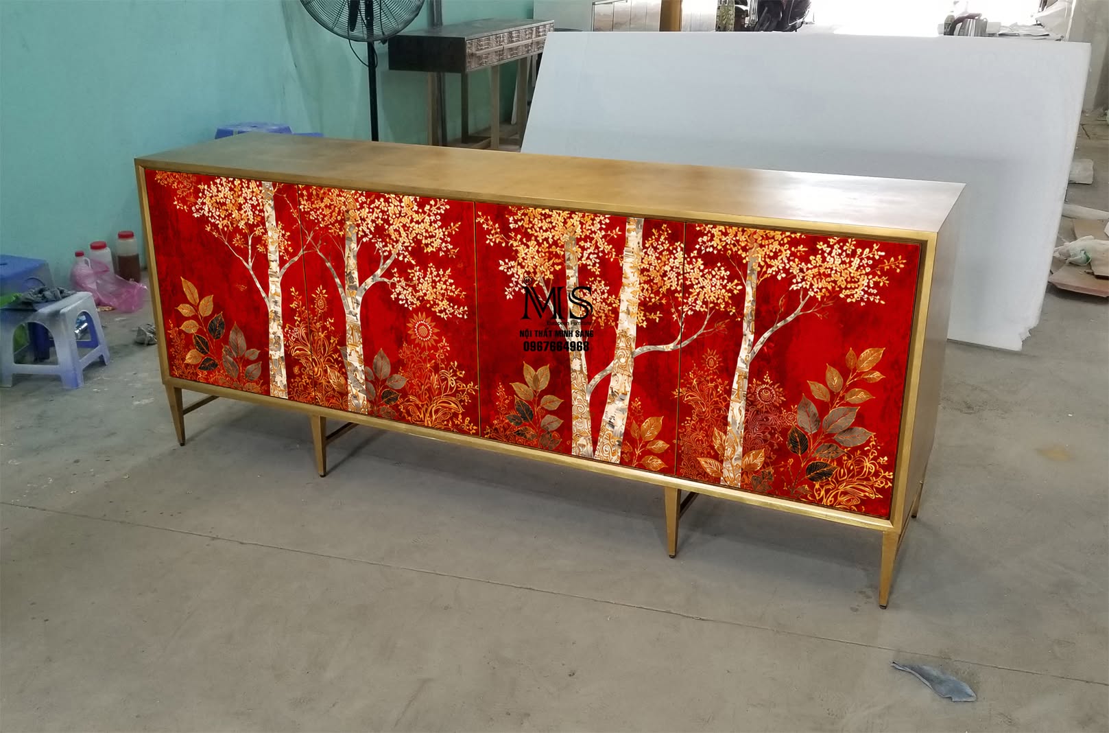 Tủ sơn mài công nghiệp vẽ rừng trên nền đỏ cho phòng khách cao cấp