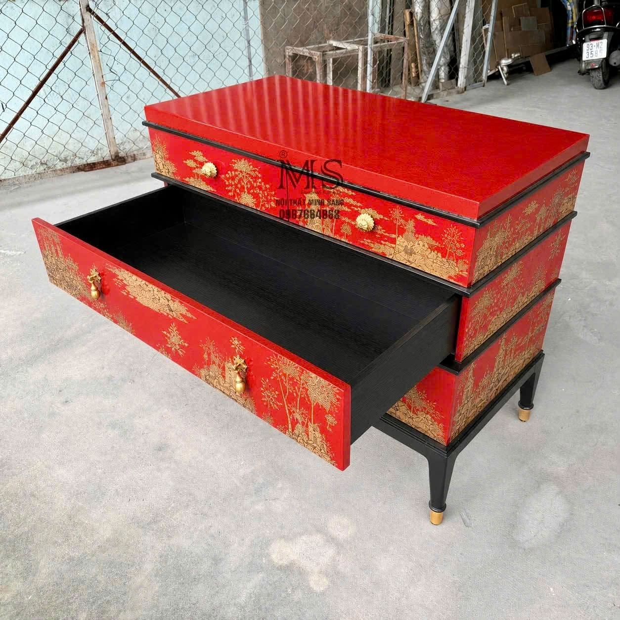 Tủ sơn đỏ son vẽ nét vàng cao cấp